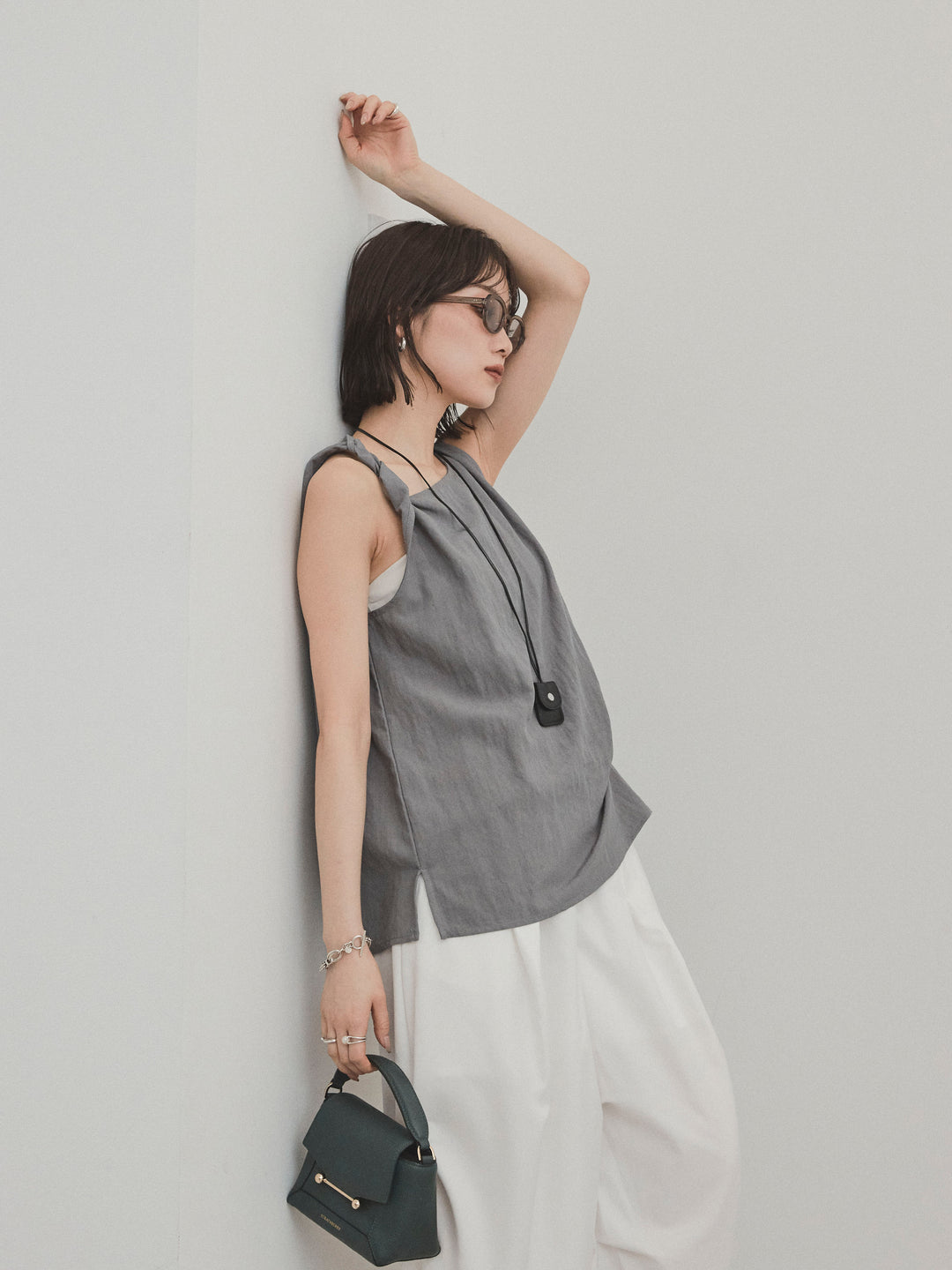 【預購】扭紋無袖上衣配皮項鍊/灰色