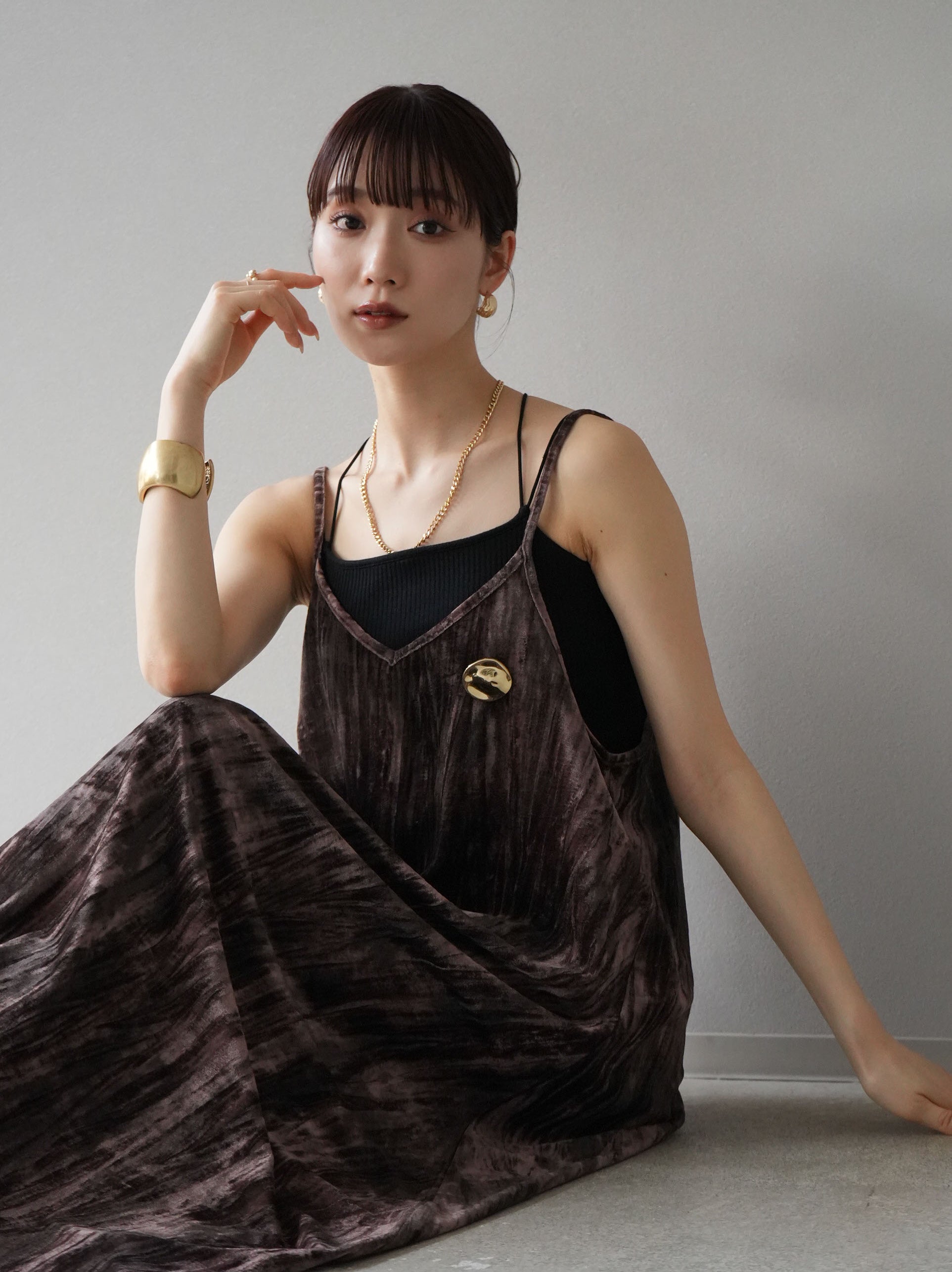 予約]ブローチ付きベロアキャミワンピース/ブラウン – Lumier