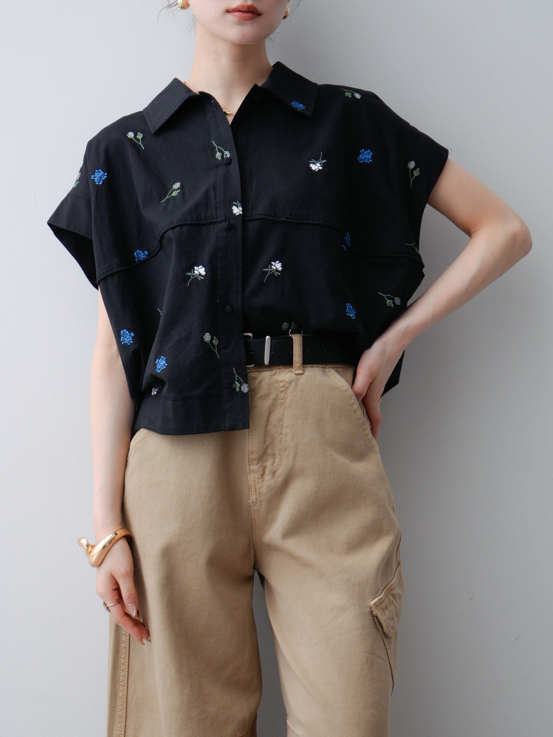 【預購】花朵刺繡燈籠無袖襯衫 // 黑色