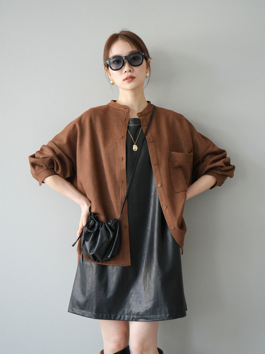 [SET] 麂皮立領外套襯衫 + 附單肩包皮革迷你連身裙（2 套）
