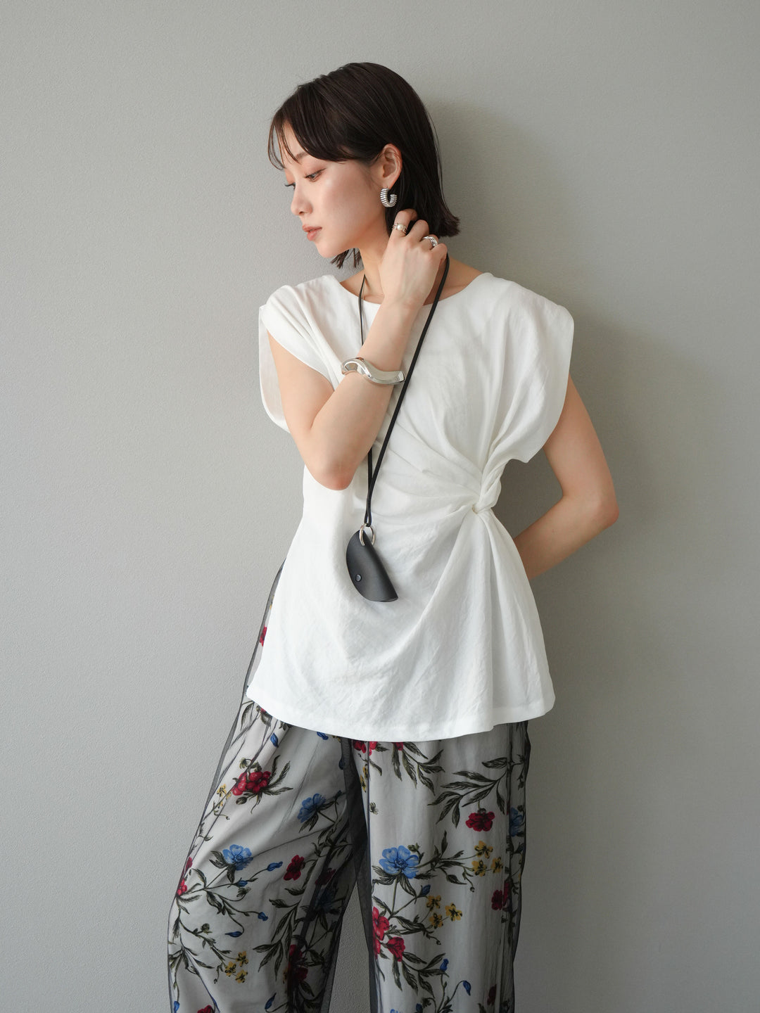 [SET] 側扭法式上衣+植物圖案休閒褲+繩繡薄紗疊穿褲（3件套裝）