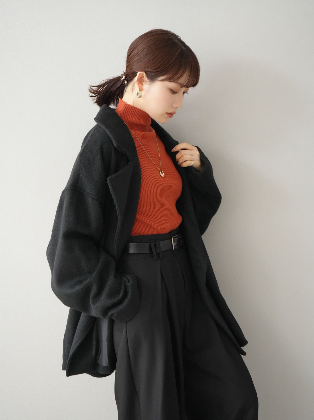 [SET]フェイクビーバーミドルコート+袖ボタンハイネックリブニットトップス+ベルト付ウールタッチワイドパンツL(3set)