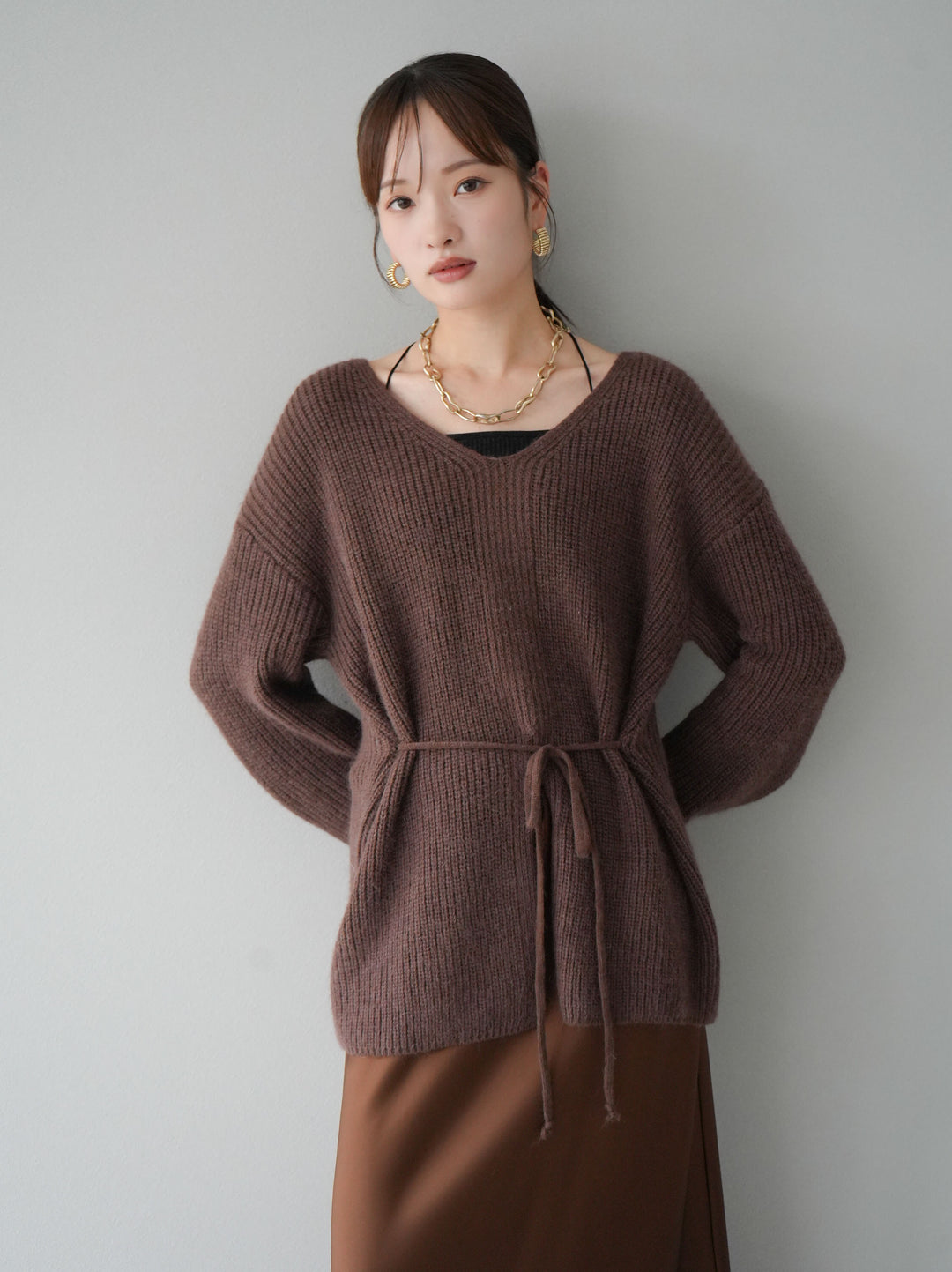 [予約]フロントスリットVネックニットプルオーバー/ブラウン