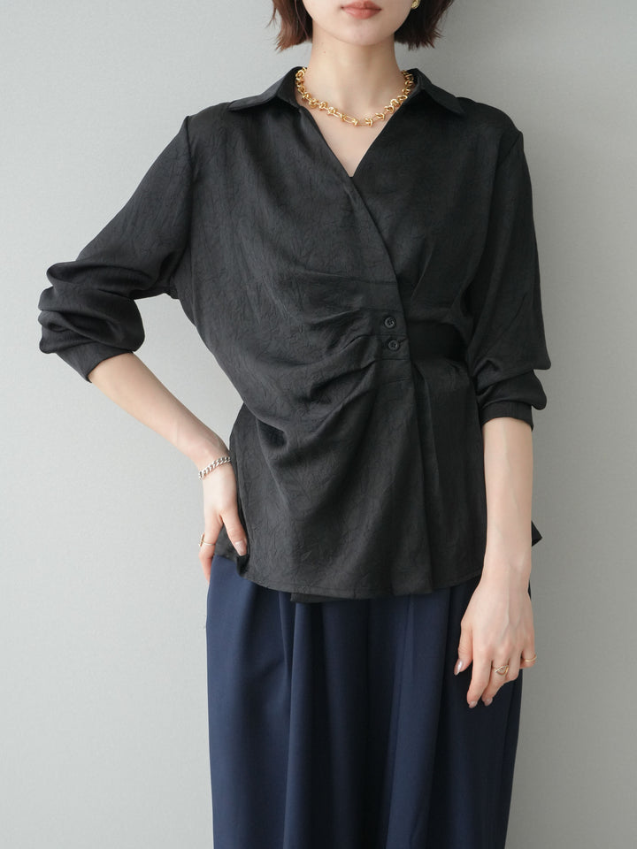 [予約]サイドギャザーアシンメトリーデザインサテンブラウス/black