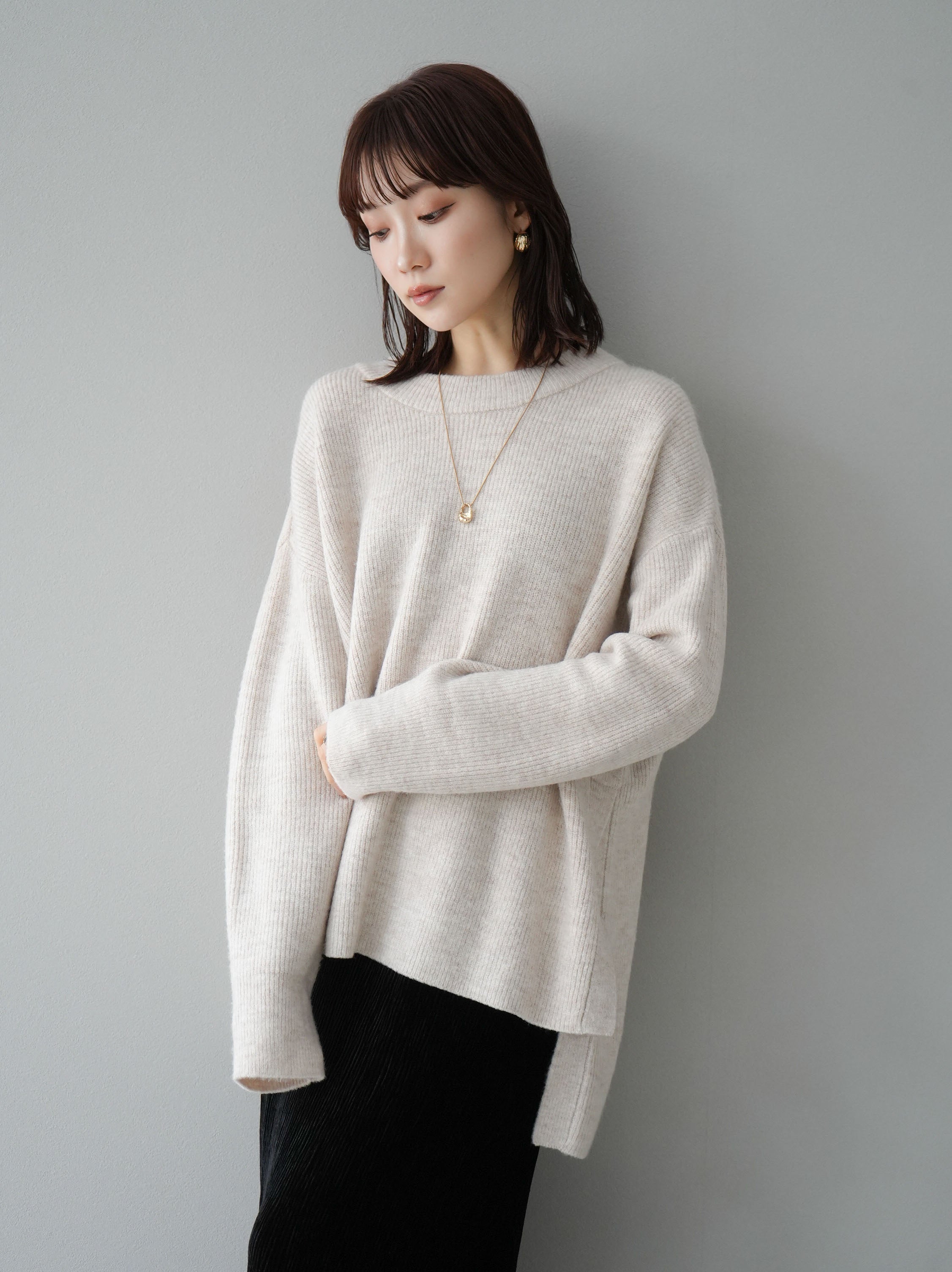 予約]サイドスリットオーバーニットプルオーバー/オートミール – Lumier