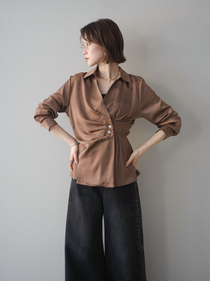 [予約]サイドギャザーアシンメトリーデザインサテンブラウス/brown