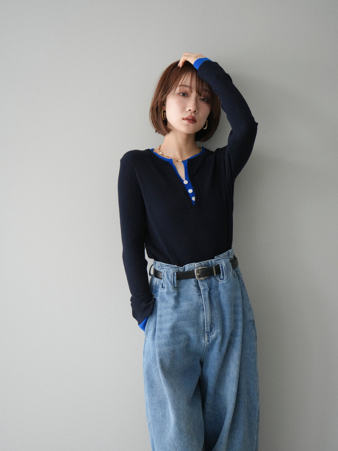 [SET]バイカラーキーネックリブニットトップス+ハイウエストベルトループデザインデニムパンツ(2set)