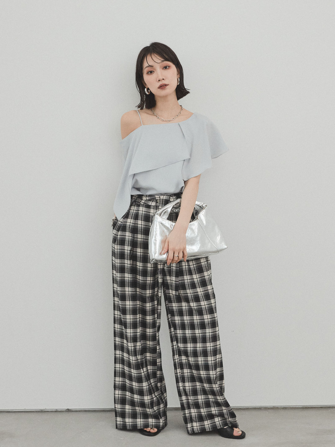 [SET]ワンショルラッフルブラウス+チェック柄ワイドパンツ(2set)