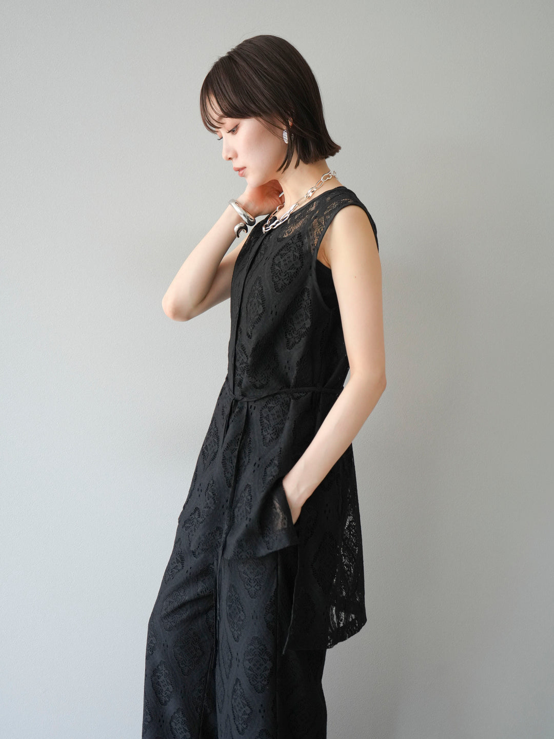 [SET] 緞面滾邊蕾絲無袖上衣 + 蕾絲疊穿休閒褲 (2件套)