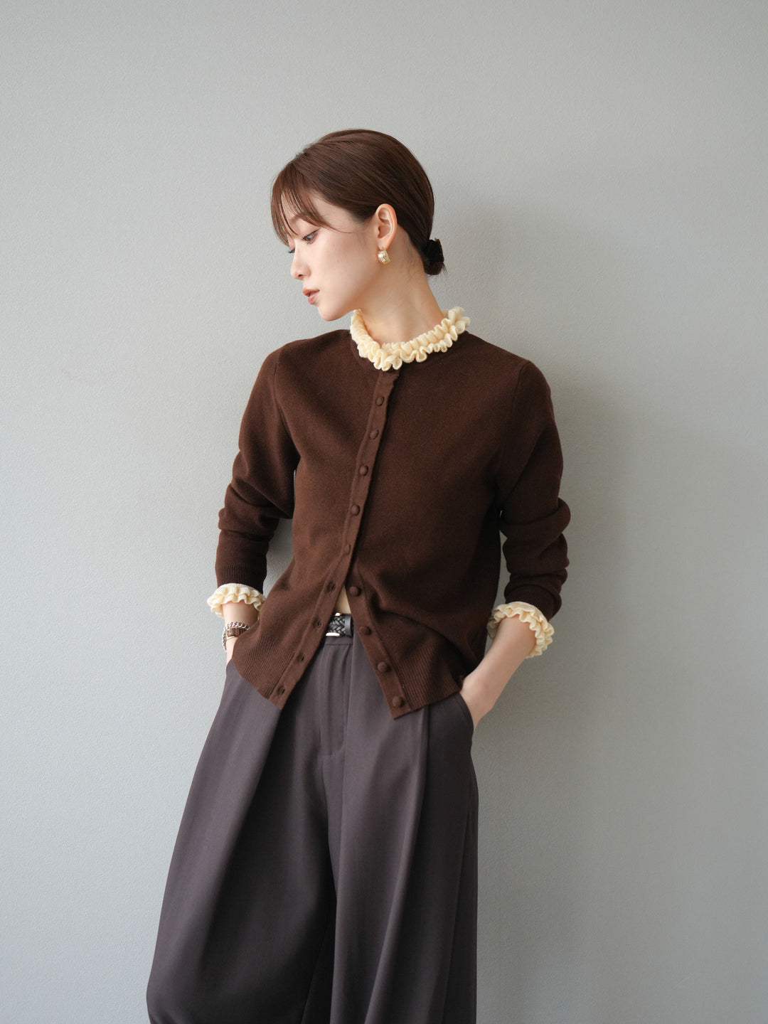 [予約]フリルデザインコンパクトニットカーディガン/ブラウン