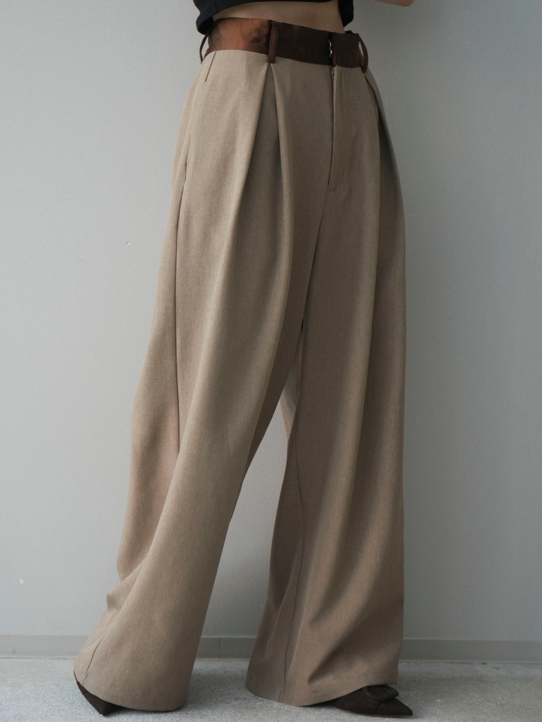 [予約]サテンベルトタックワイドパンツ/beige