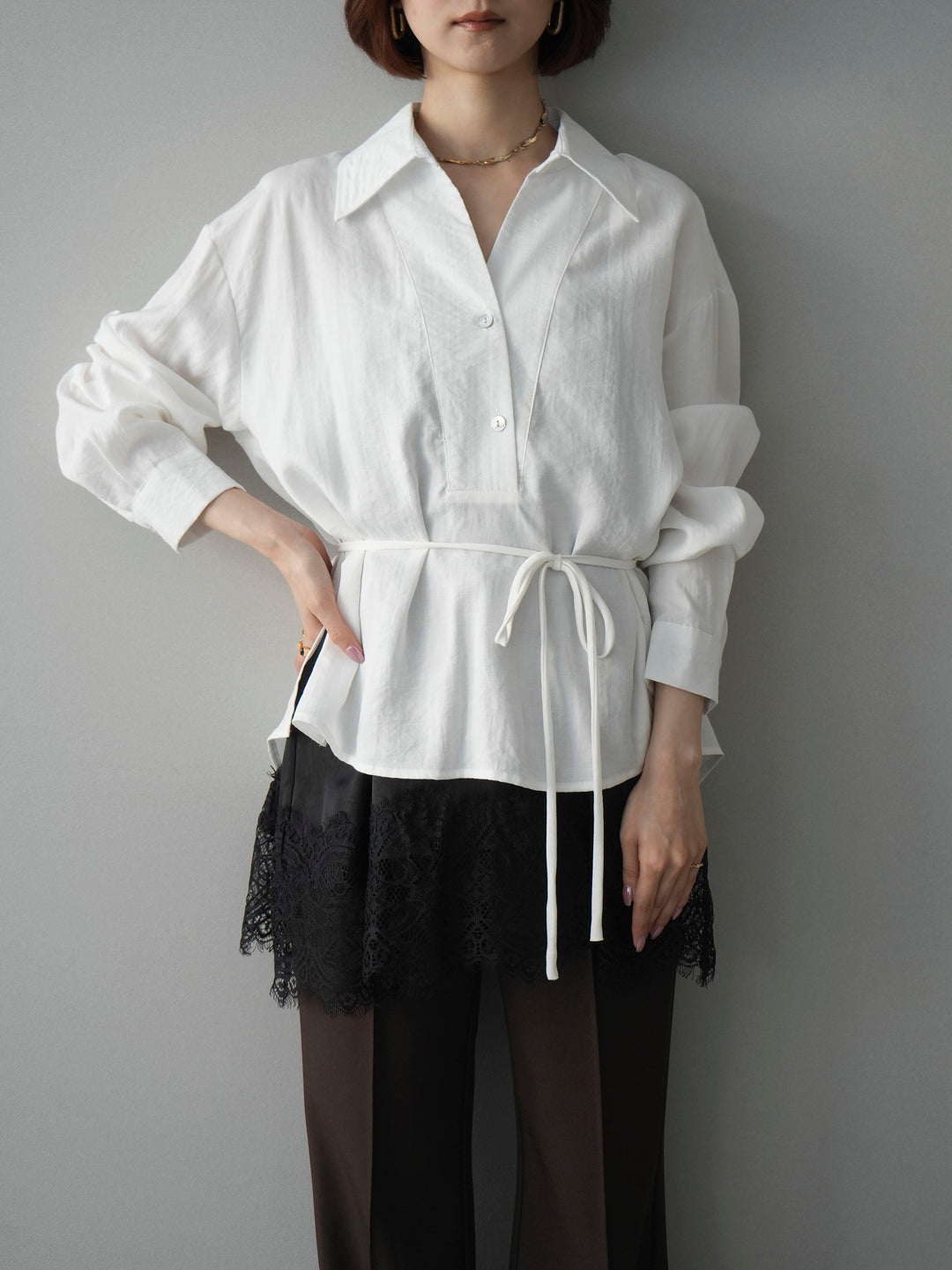 [SET]Vネック変形ラインシャツ+レーストリムキャミソール+センターシームフレアパンツ(3set)