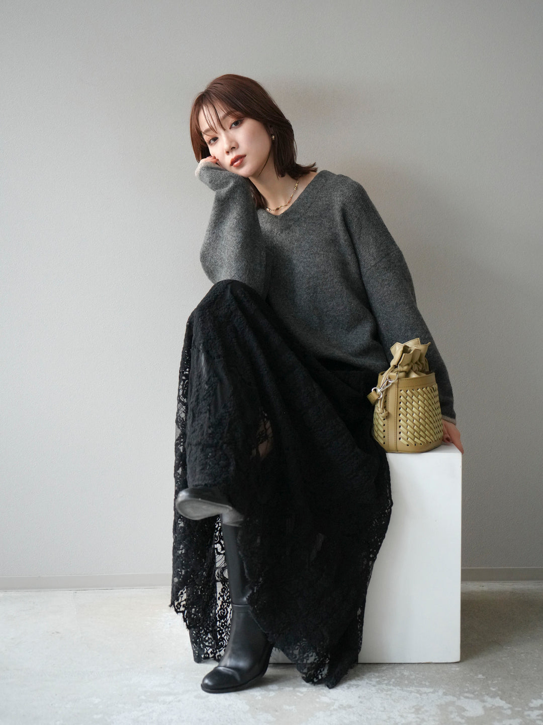 【預訂】V領撞色袖針織套頭衫/炭灰