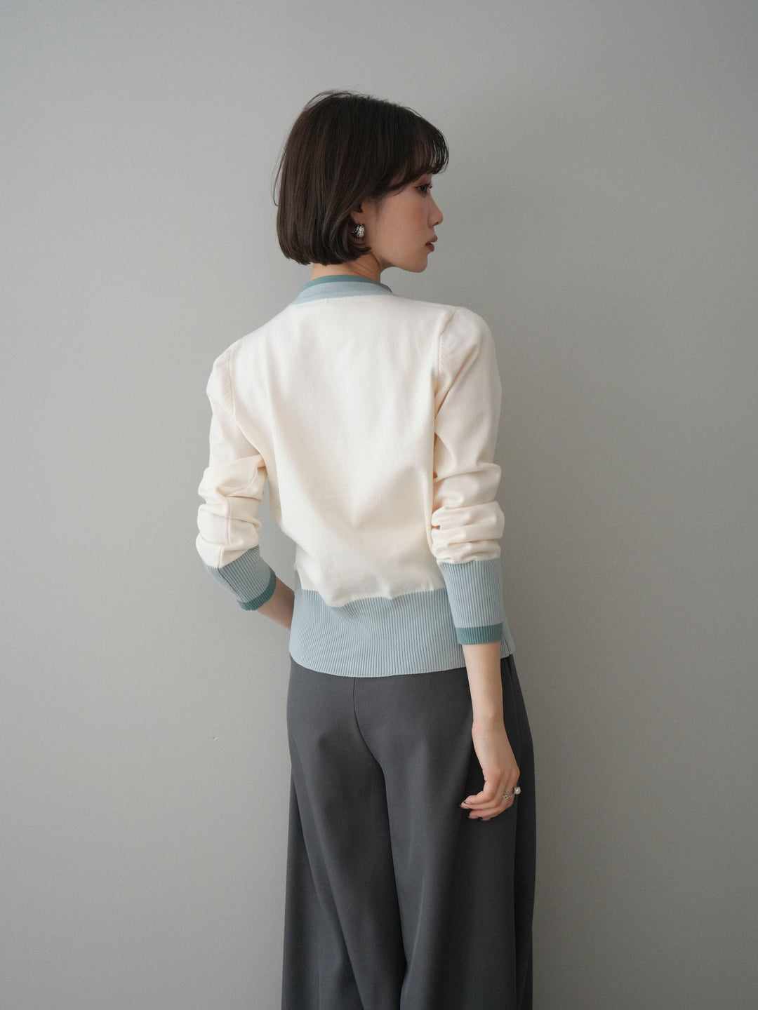 [予約]デザインボタン配色Vネックニットカーディガン/offwhite