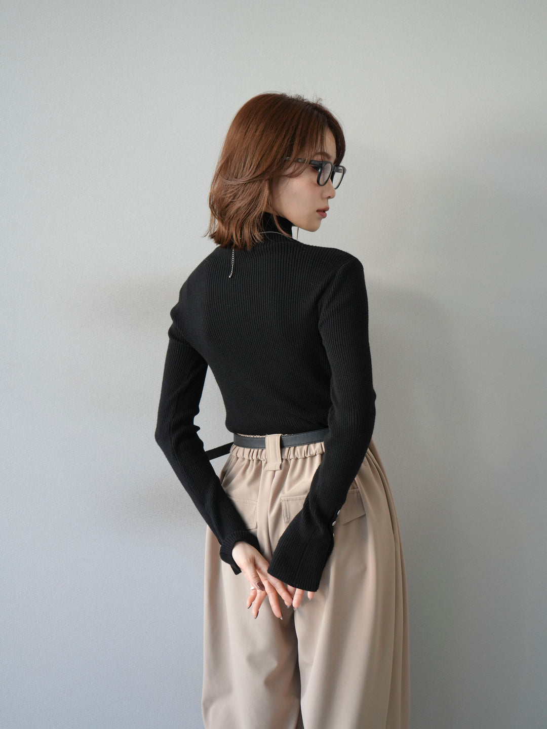 [予約]袖ボタンボトルネックリブニットトップス/ブラック