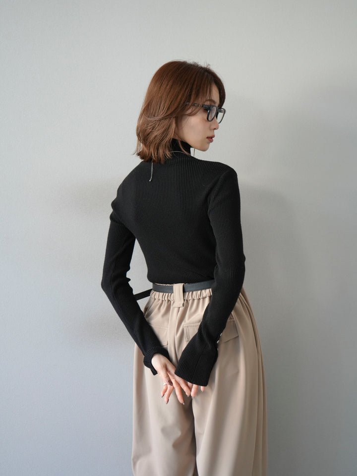 [予約]袖ボタンボトルネックリブニットトップス/ブラック