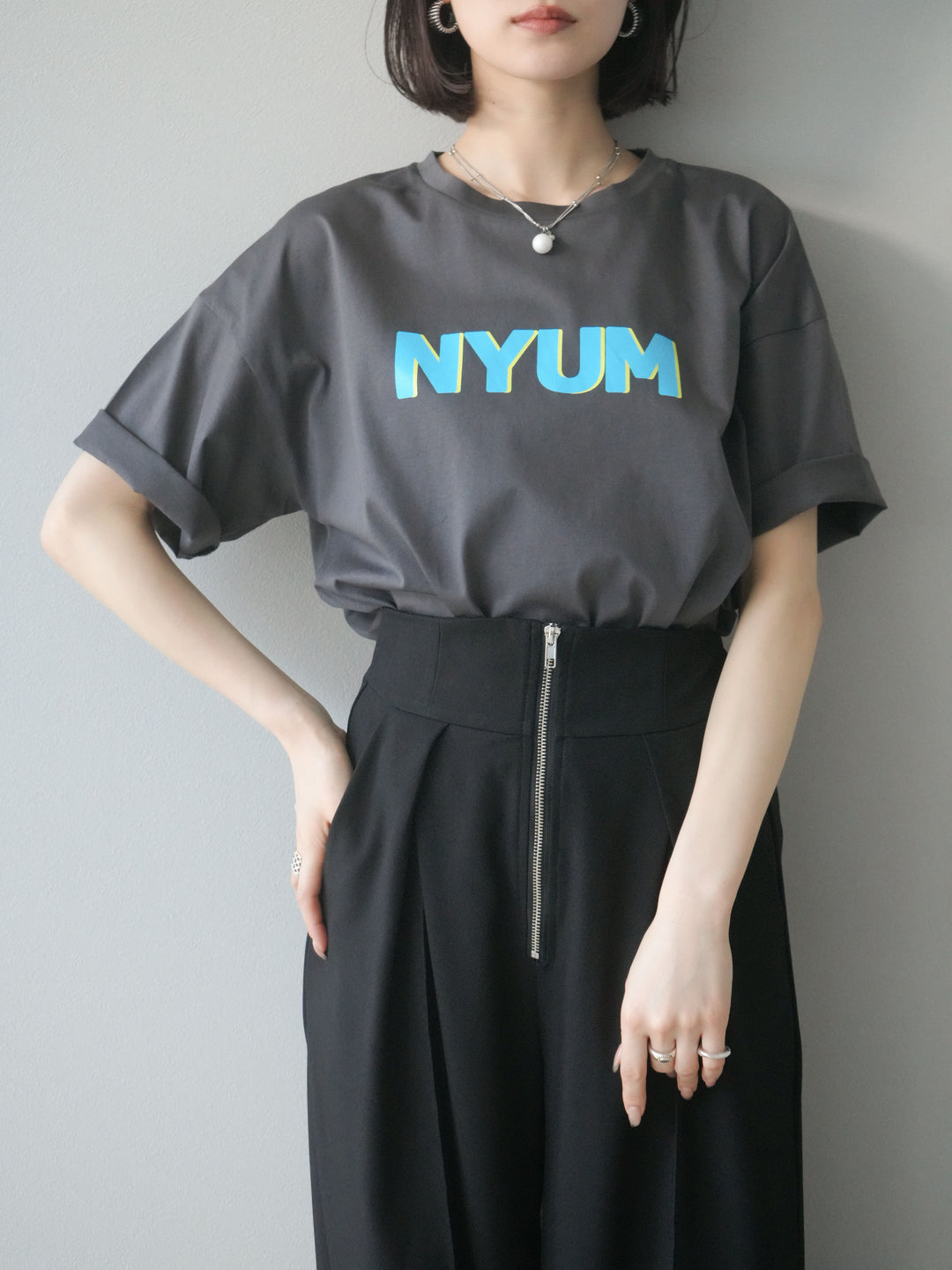 [預訂]“NYUM”標誌印花乾爽觸感棉質T卹/炭灰色