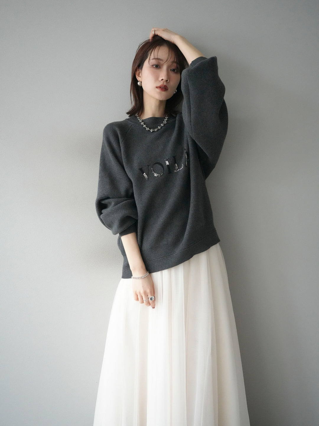 [予約]スウェットライクビーズロゴ刺繍ニットプルオーバー/charcoal