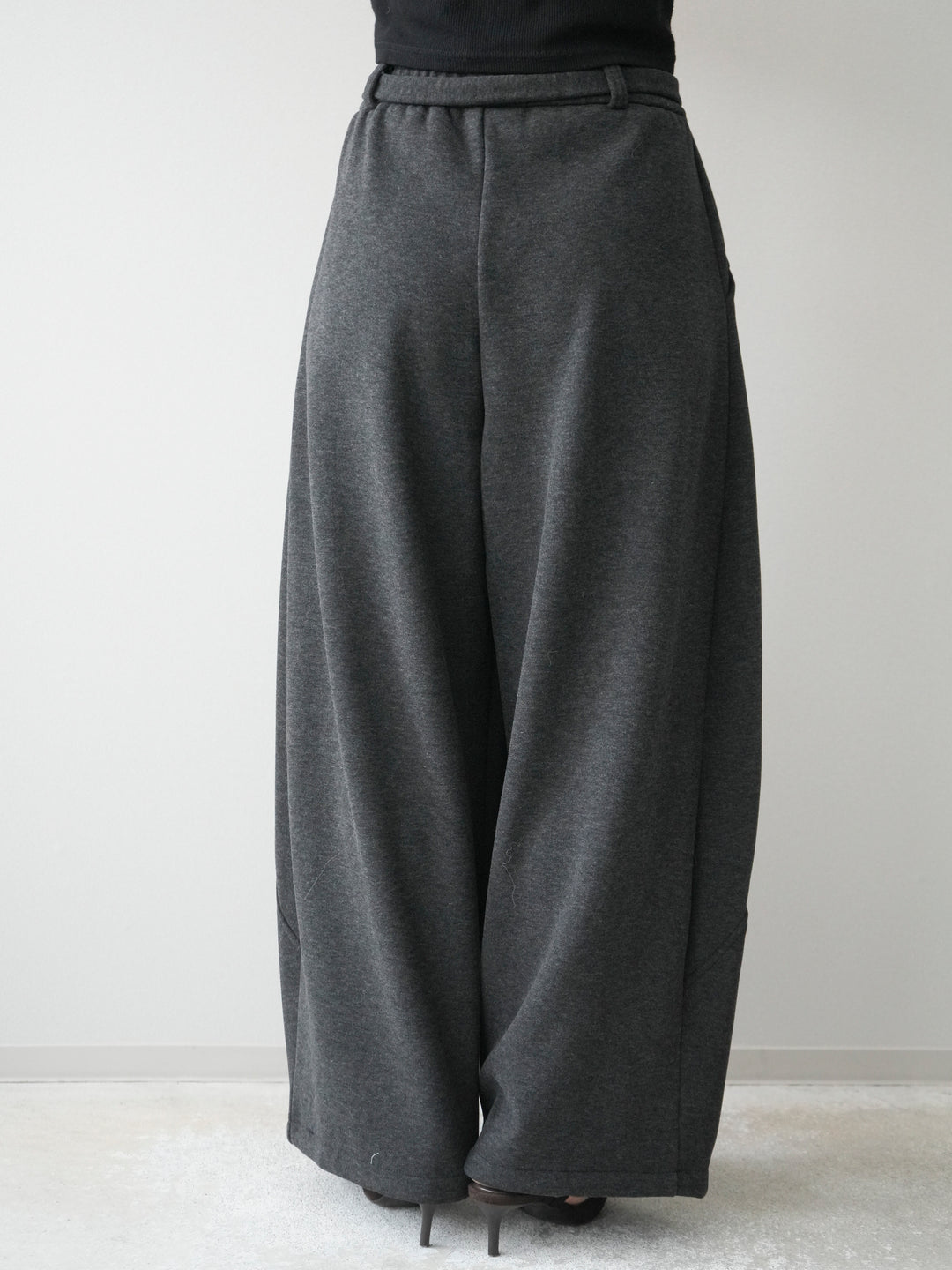 [予約]ウエストベルトカーブラインスエットパンツ/black