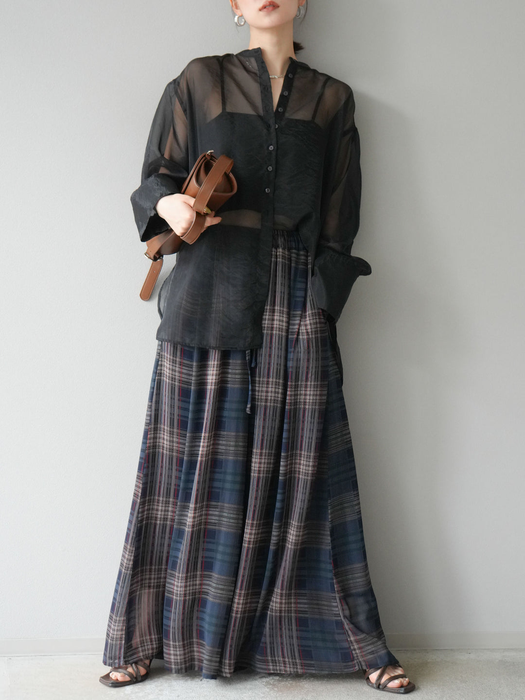 [SET] 亮面透視立領襯衫 + 透視格紋寬鬆褲 (2 件套)