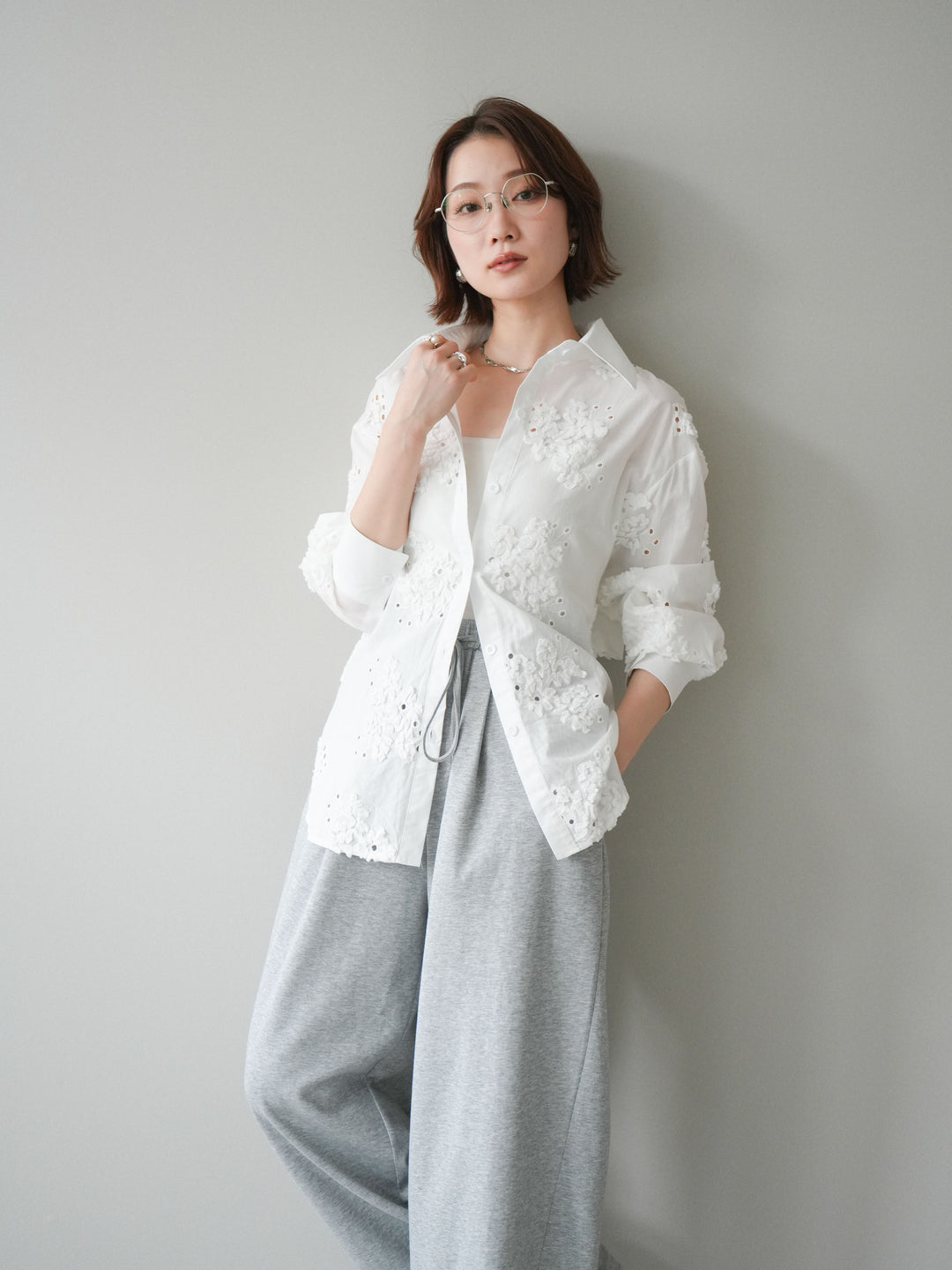 [予約]バックリボンフラワーエンブロイダリーシャツ/white