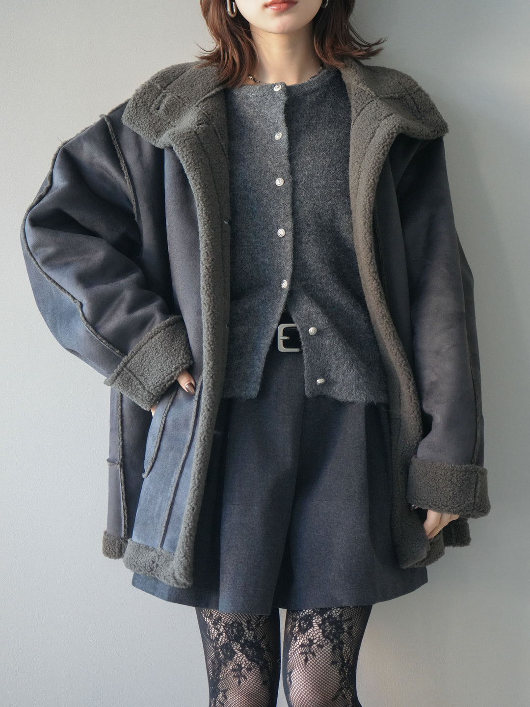 [予約]スタンドネックフェイクムートンミディアムコート/charcoal