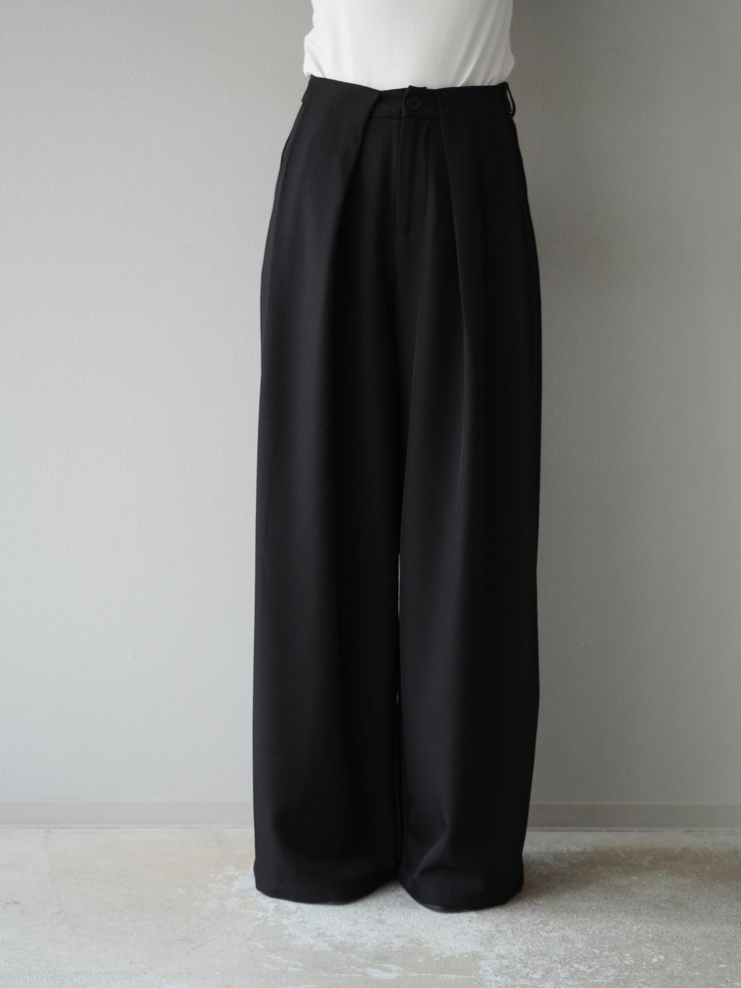 [預購] 皮帶環設計寬褲/黑色