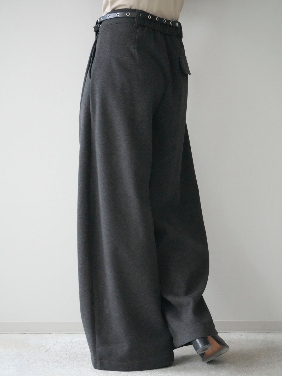 [予約]ベルト付き裏起毛ワイドパンツ/charcoal