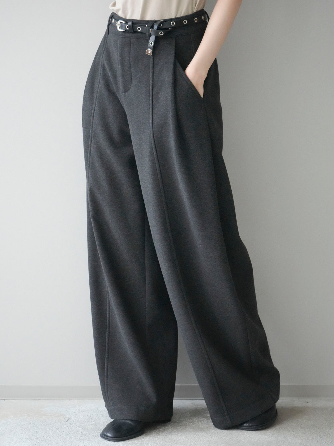 [予約]ベルト付き裏起毛ワイドパンツ/charcoal