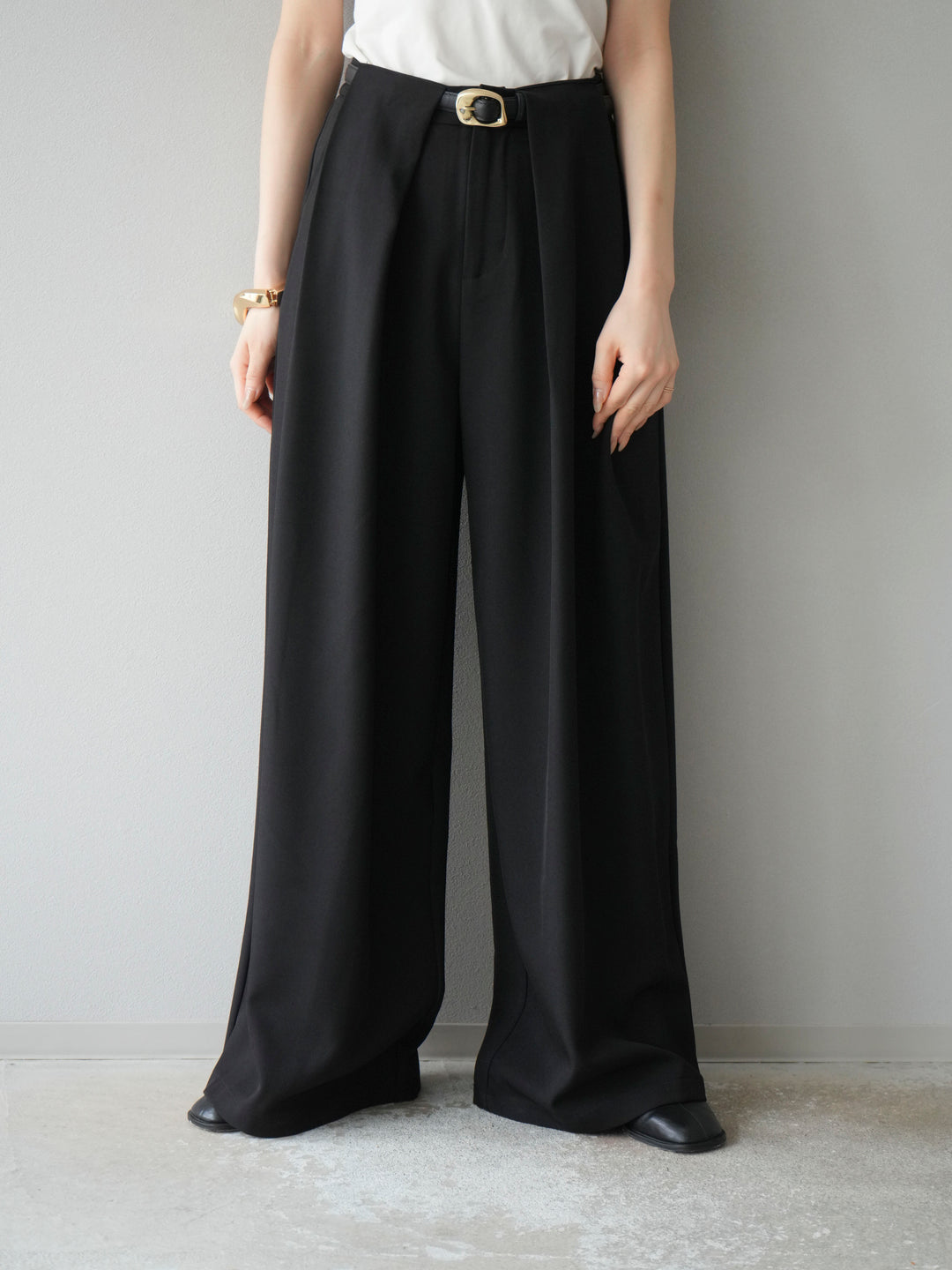 [預購] 皮帶環設計寬褲/黑色