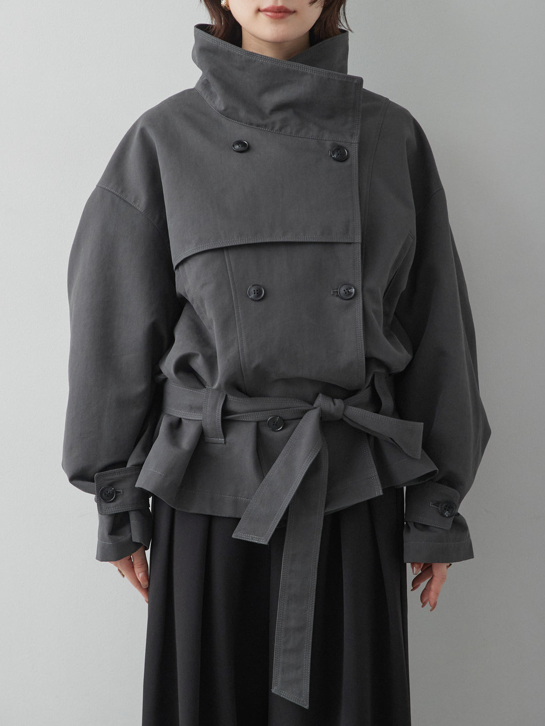 [予約]アシンメトリースタンドカラーショートトレンチ/black