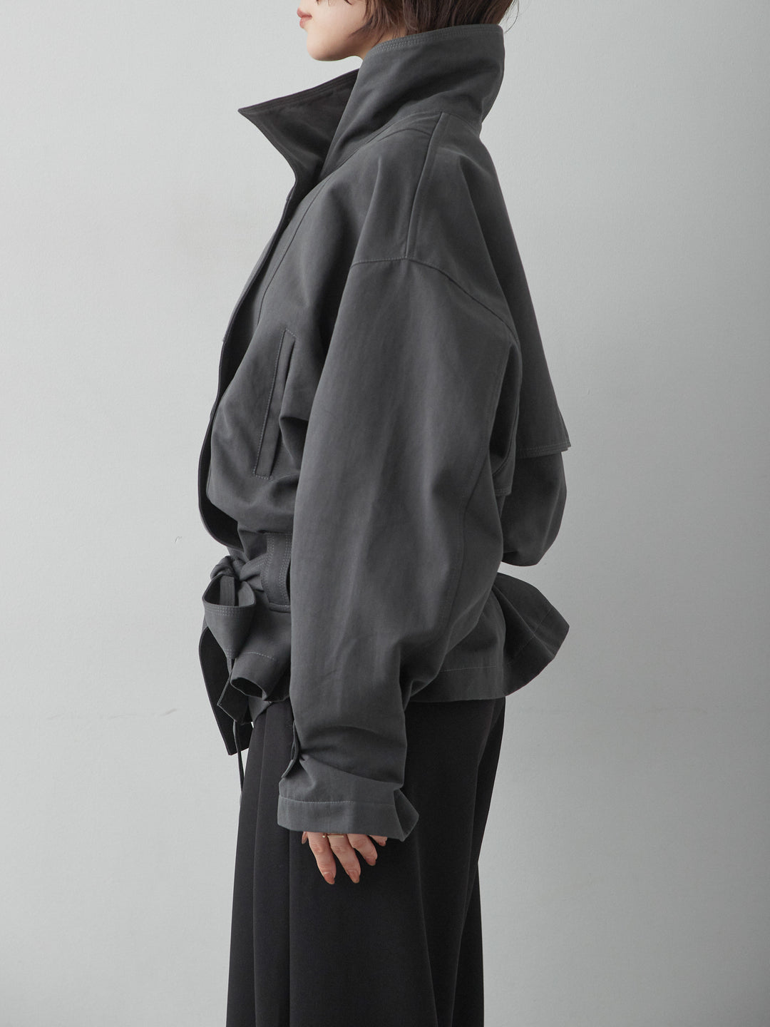 [予約]アシンメトリースタンドカラーショートトレンチ/black