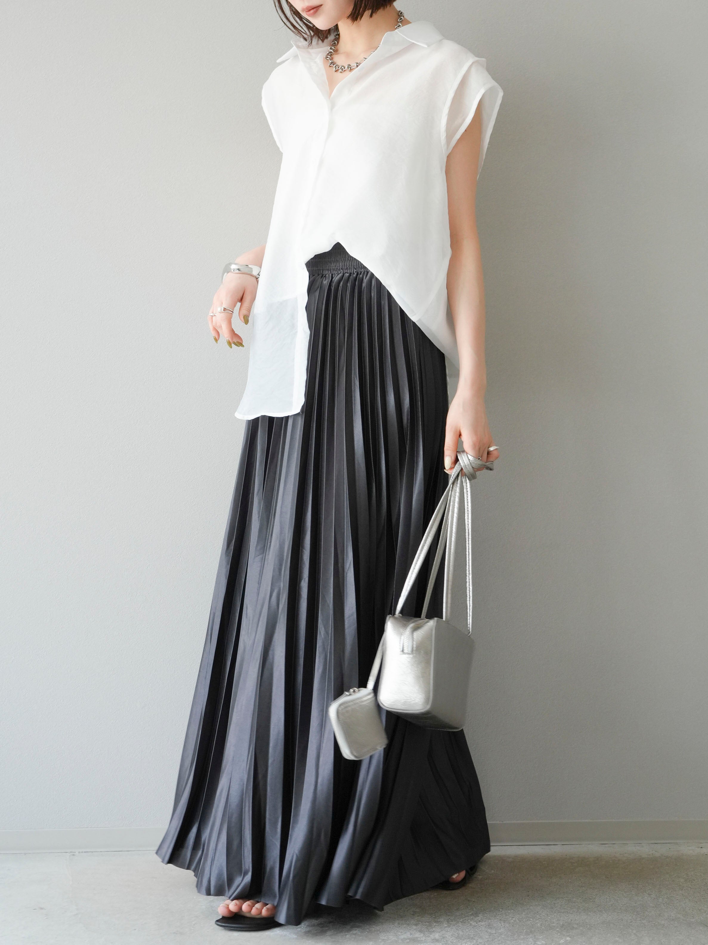 予約]サテンプリーツマキシスカート/チャコール – Lumier
