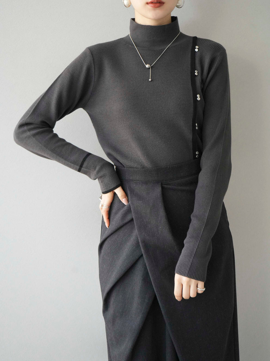 [預訂] 瓶頸配色設計紐扣針織上衣/炭灰