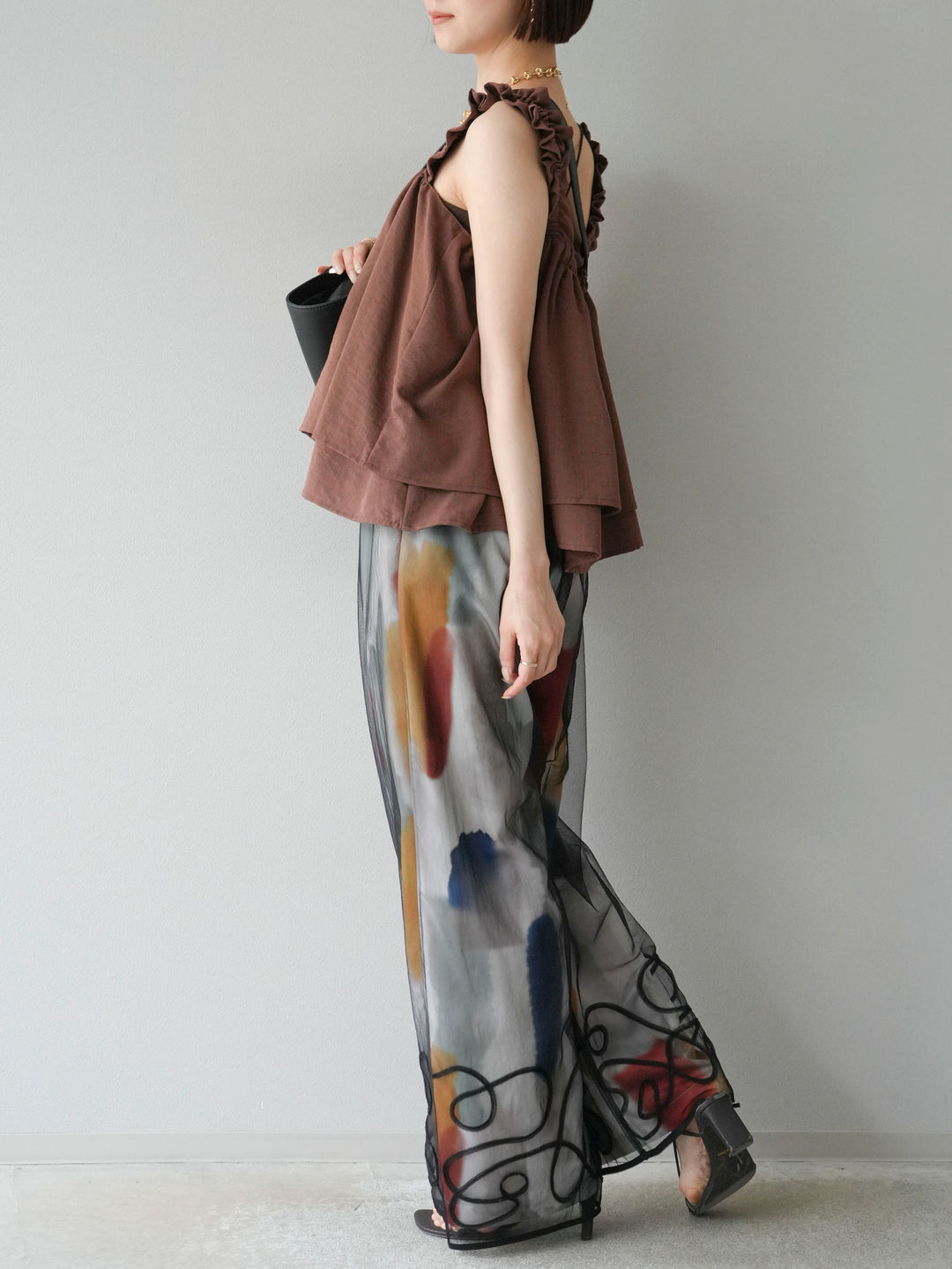 [SET] 縮肩喇叭背心 + 水彩藝術休閒褲 + 繩繡薄紗疊穿褲 (3 件套)