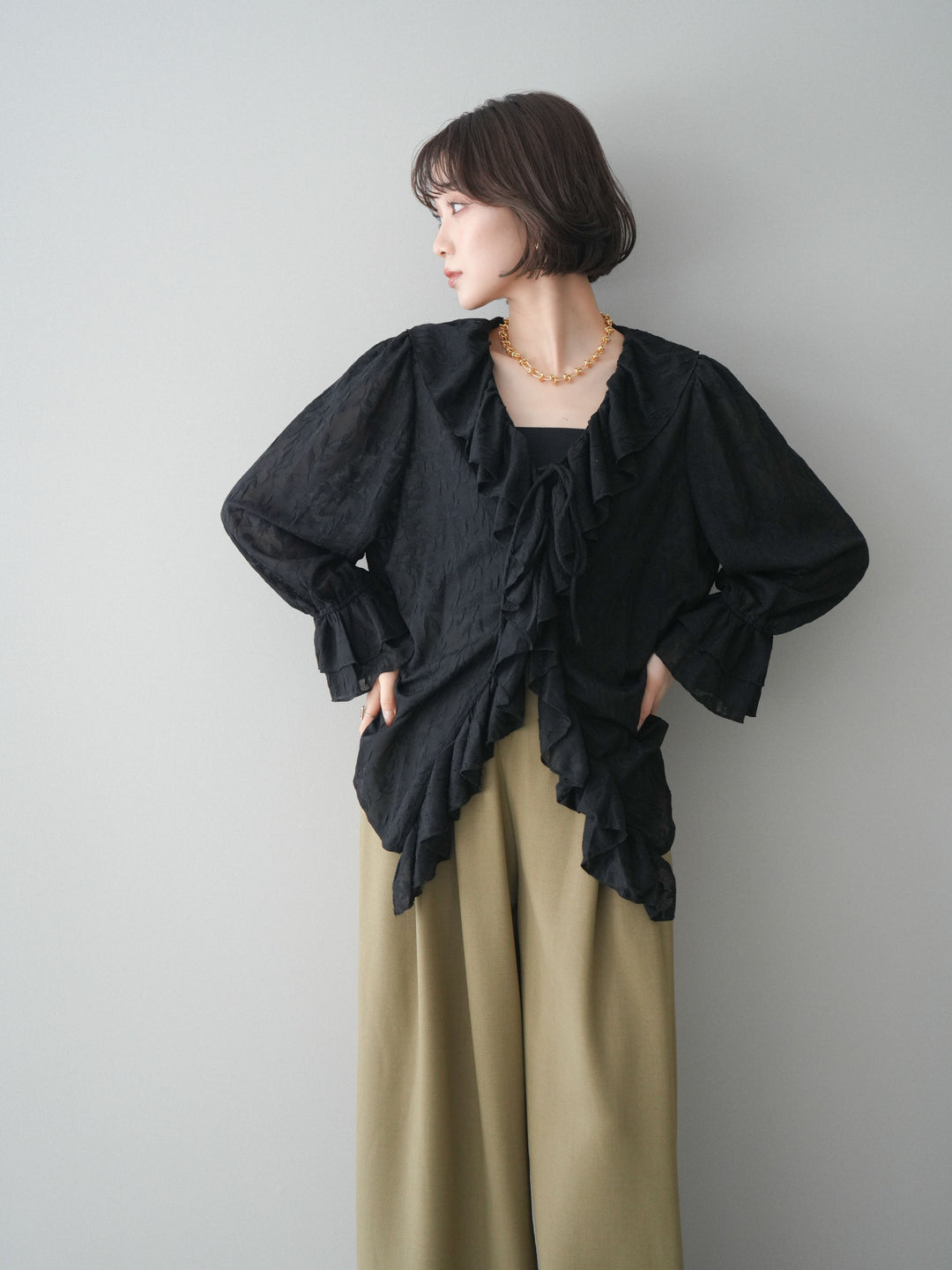 [予約]ラッフルレーススリットブラウス/black