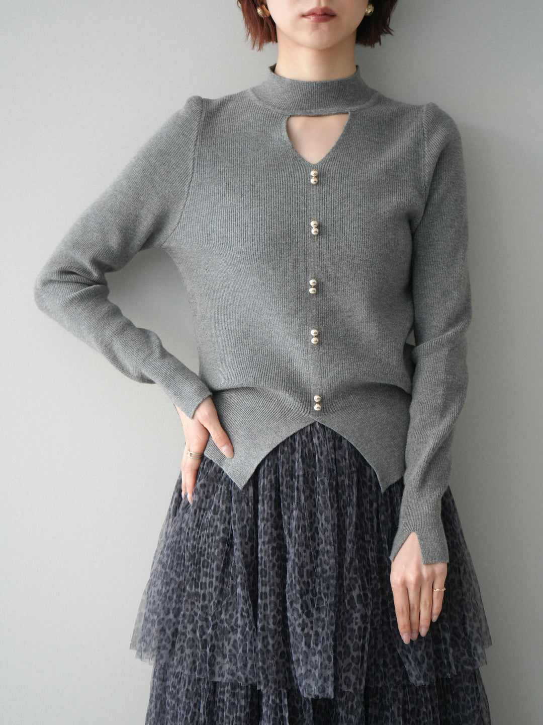 [予約]チョーカーデザインボタンリブニットトップス/gray