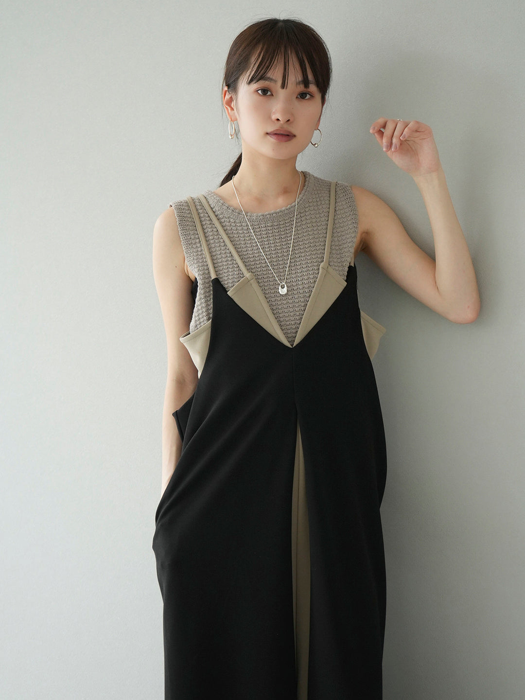[SET] Bicolor layered design cami dress + pokopoko sleeveless knit top (2set)