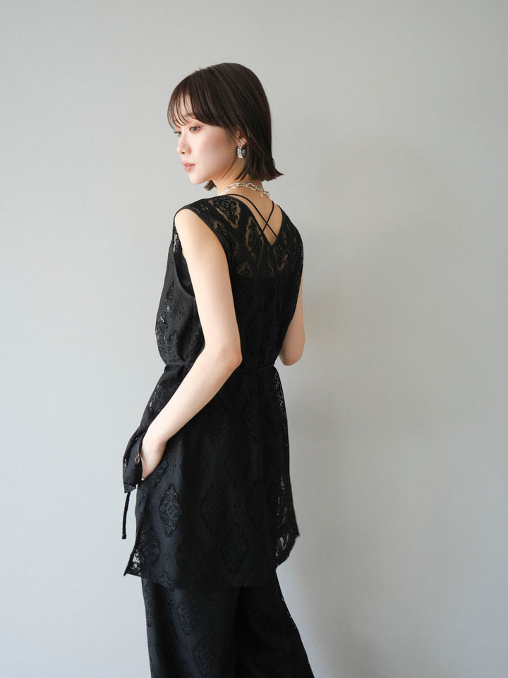 [SET] 緞面滾邊蕾絲無袖上衣 + 蕾絲疊穿休閒褲 (2件套)