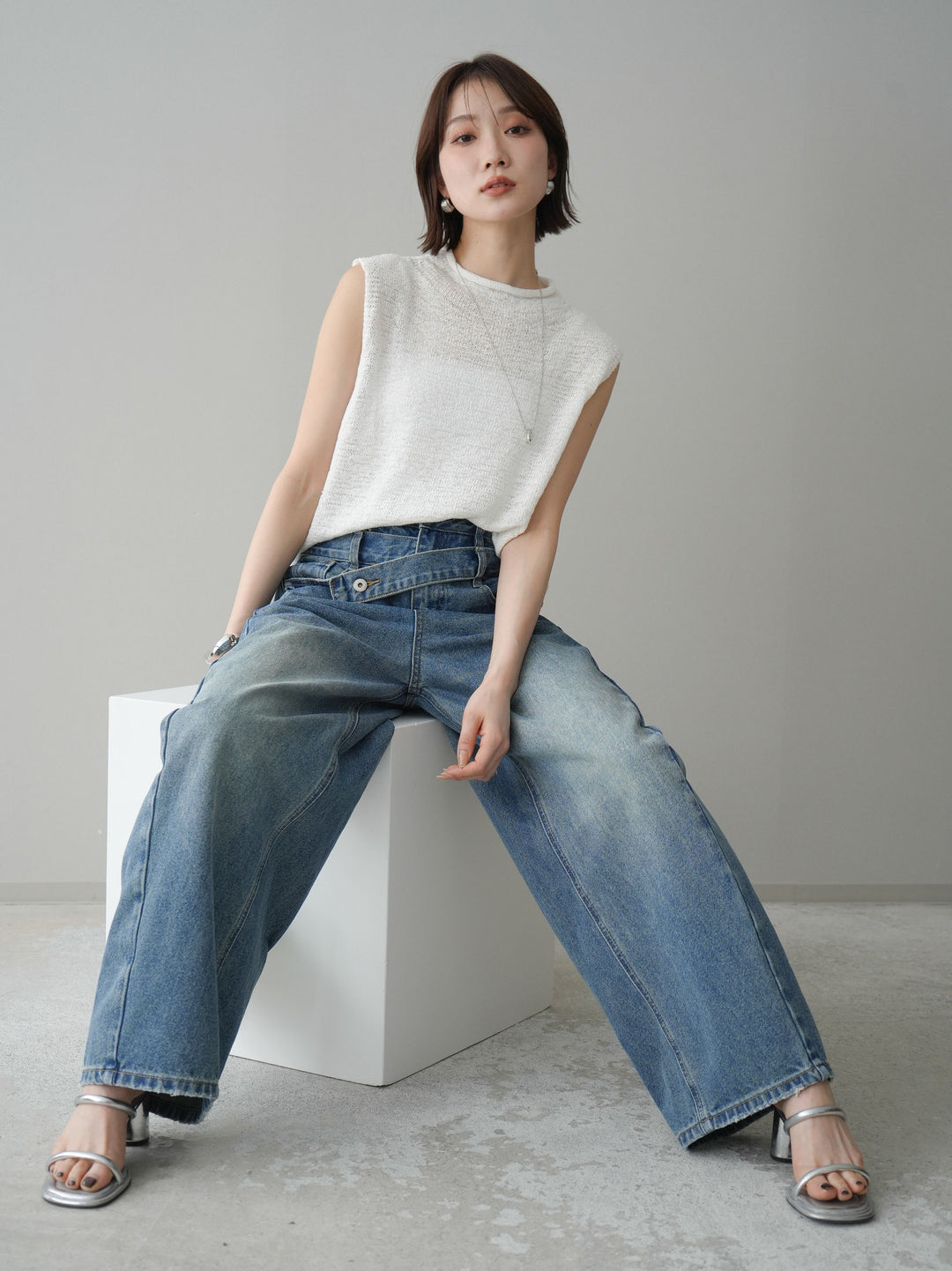 【套裝】無袖亞麻質感透視針織套頭衫 + 不對稱闊腿牛仔褲（兩件套）