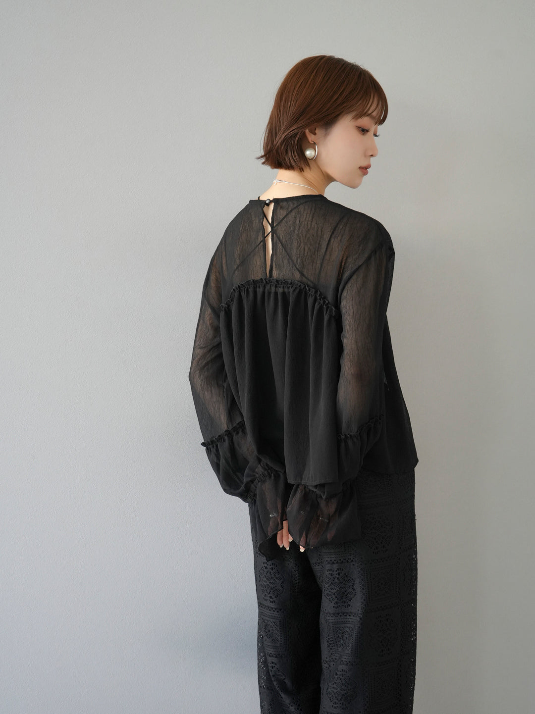 [Pre-order] Willow sheer volume gathered blouse/black