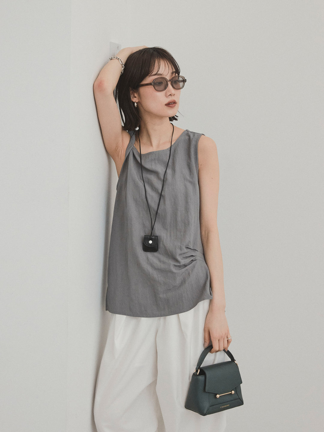 [SET]レザーネックレス付ツイストノースリブラウス+デザインループサイドタックパンツ(2set)