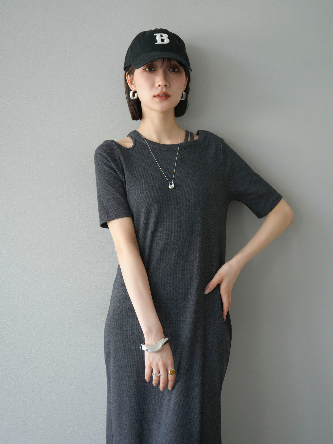 [予約]デザインネックカットリブワンピース/チャコール