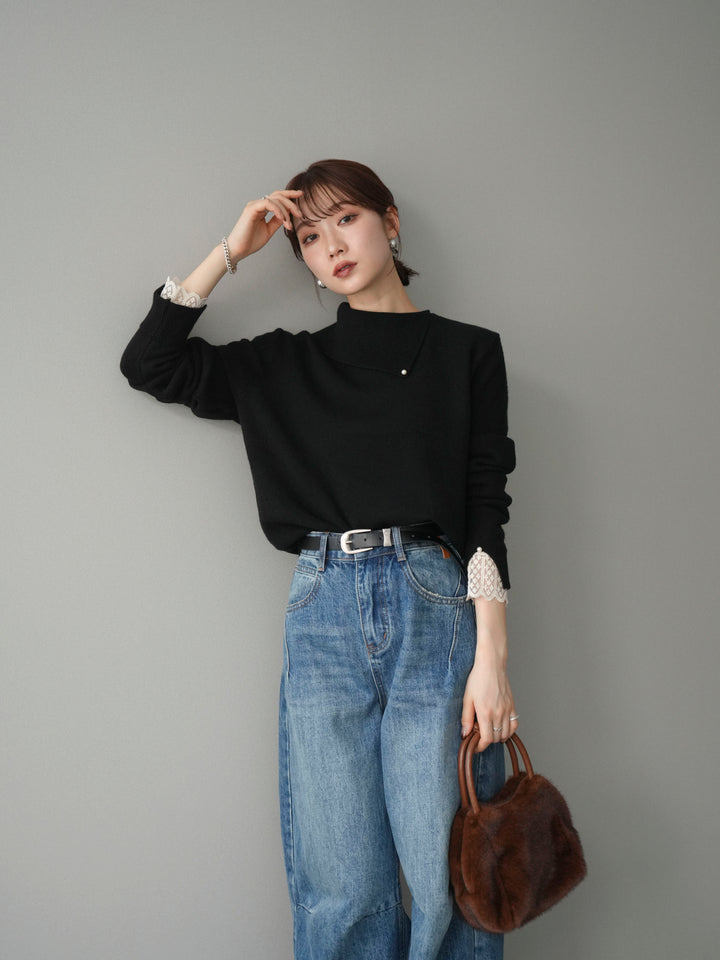 【預購】袖口蕾絲珍珠裝飾撞色針織上衣 / 黑色