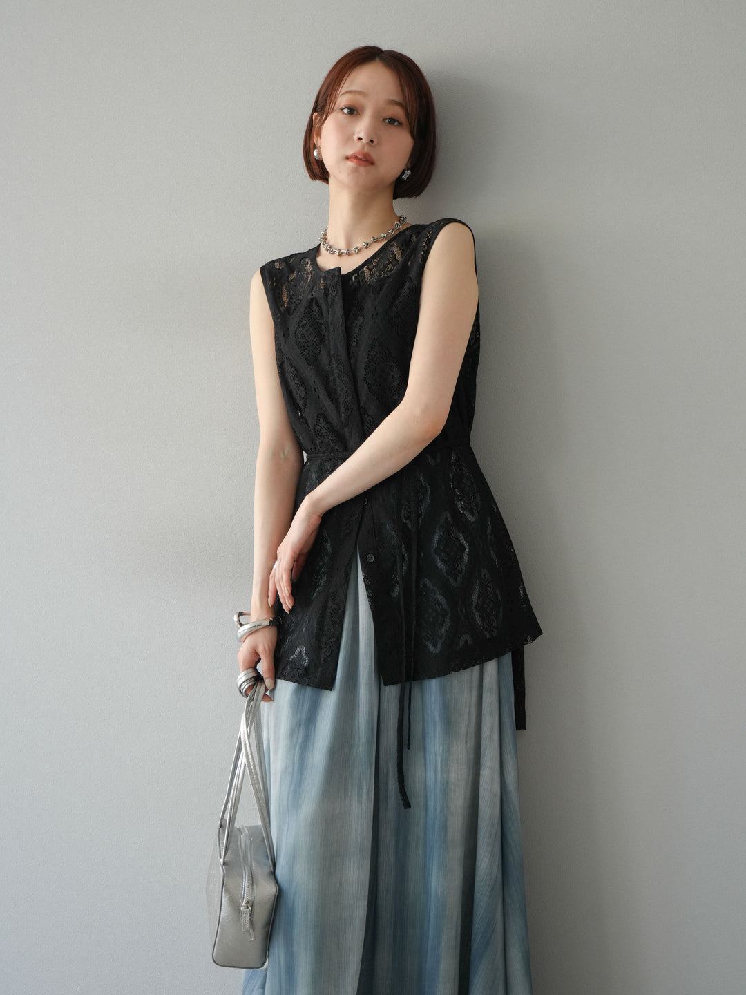 [SET] 緞面滾邊蕾絲無袖上衣 + nuance 透視喇叭裙 (2 套)