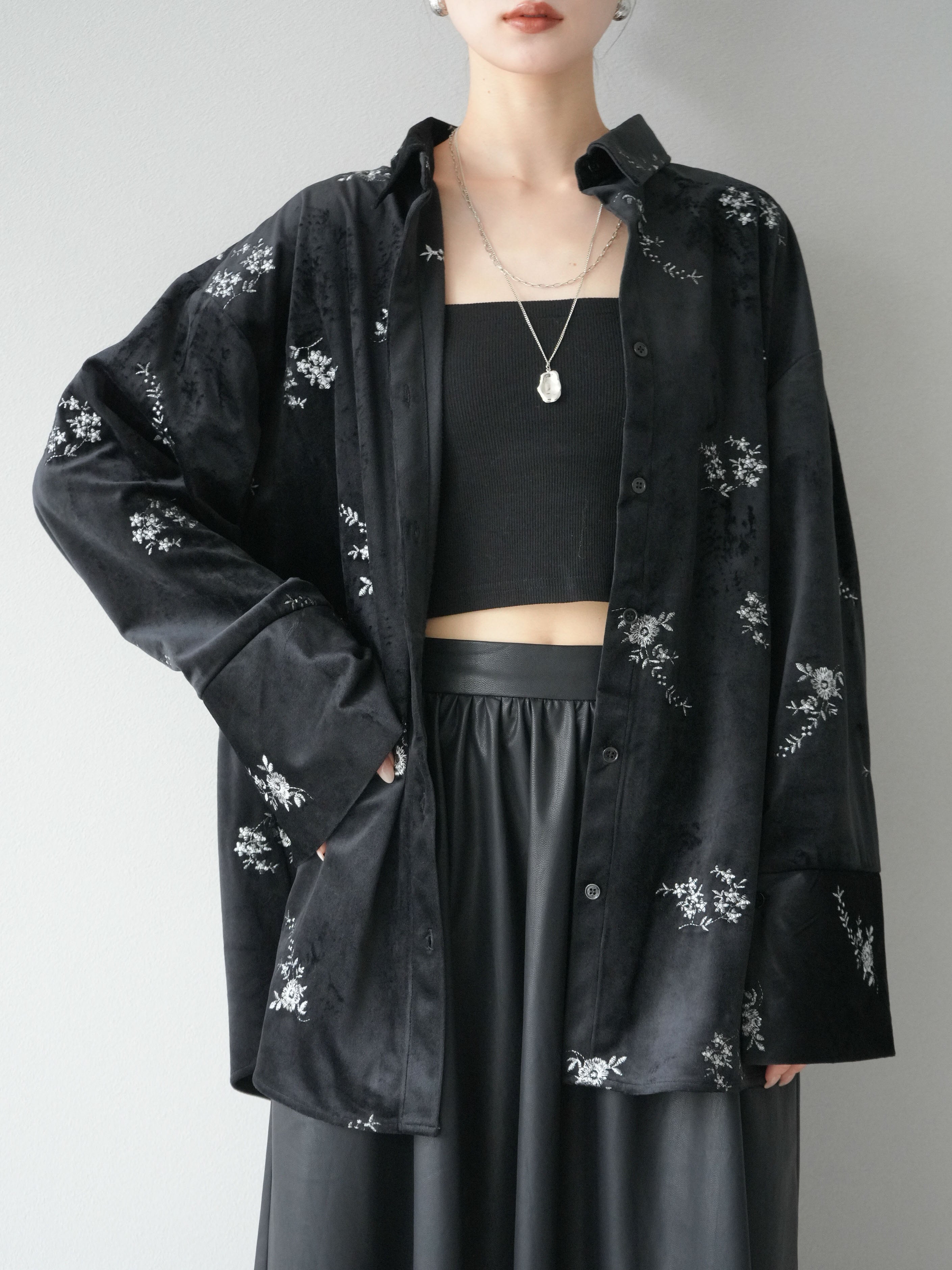 予約]ベロアフラワーエンブロイダリーシャツ/ブラック – Lumier
