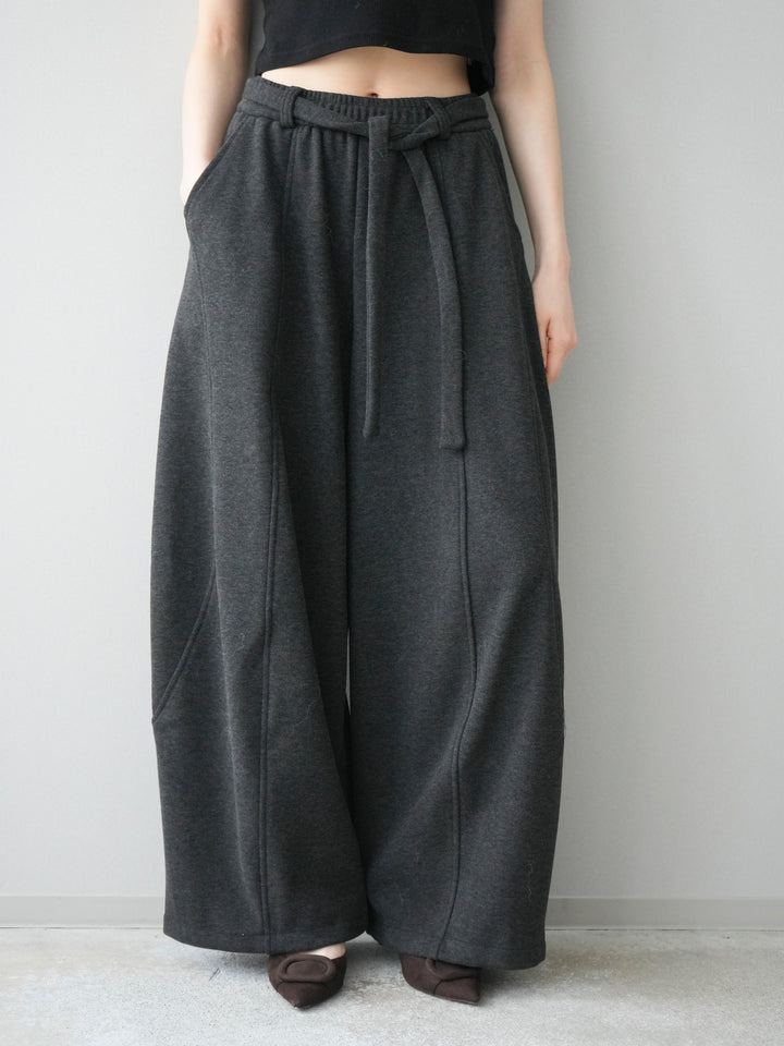 [予約]ウエストベルトカーブラインスエットパンツ/black