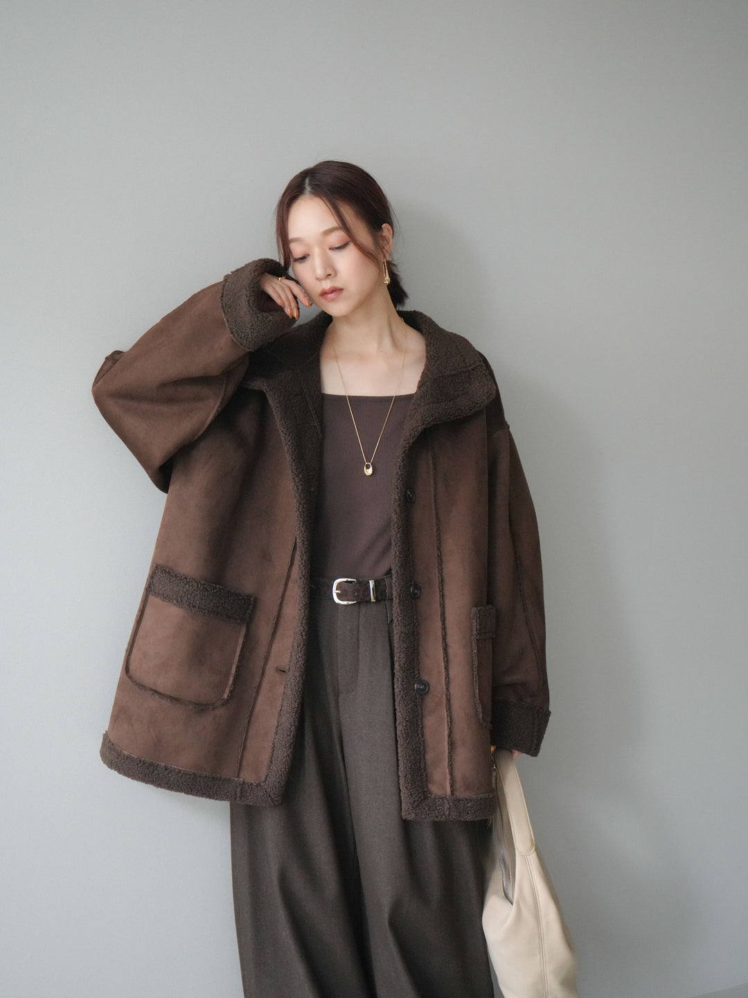 [SET]スタンドネックフェイクムートンミディアムコート+カップ付きバッククロスキャミソール+アニマル柄ベルト付きウールタッチワイドパンツ(3set)