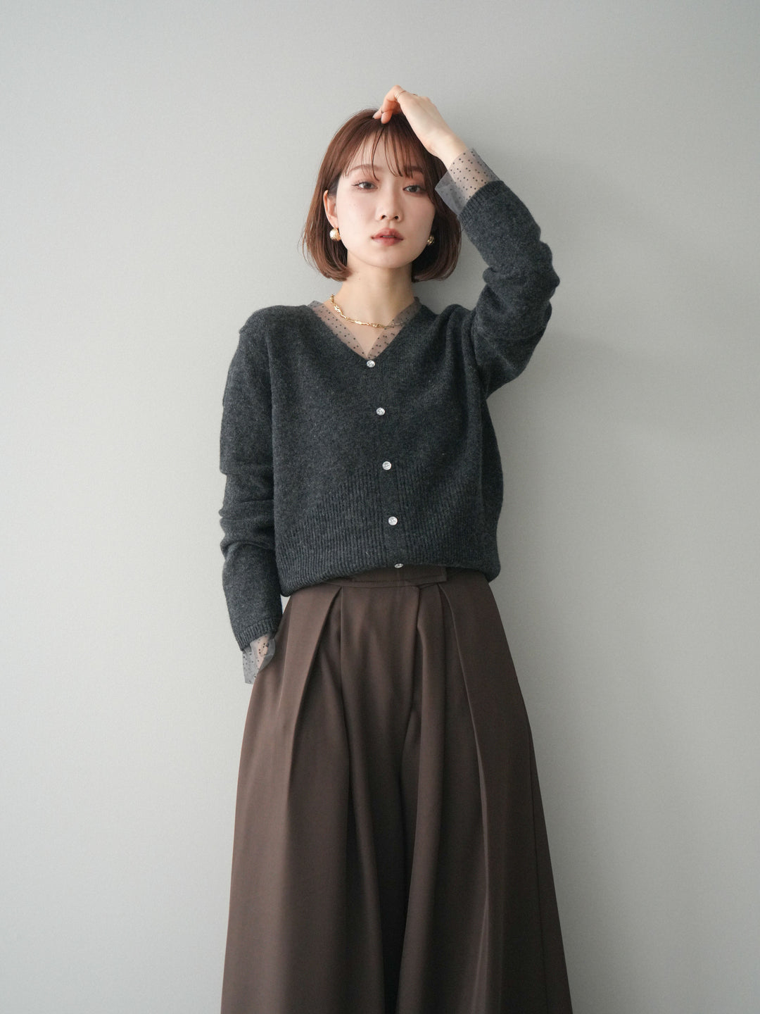 [SET]ドットチュールレイヤードボタンニットトップス+テープベルトタックバギーパンツ(2set)