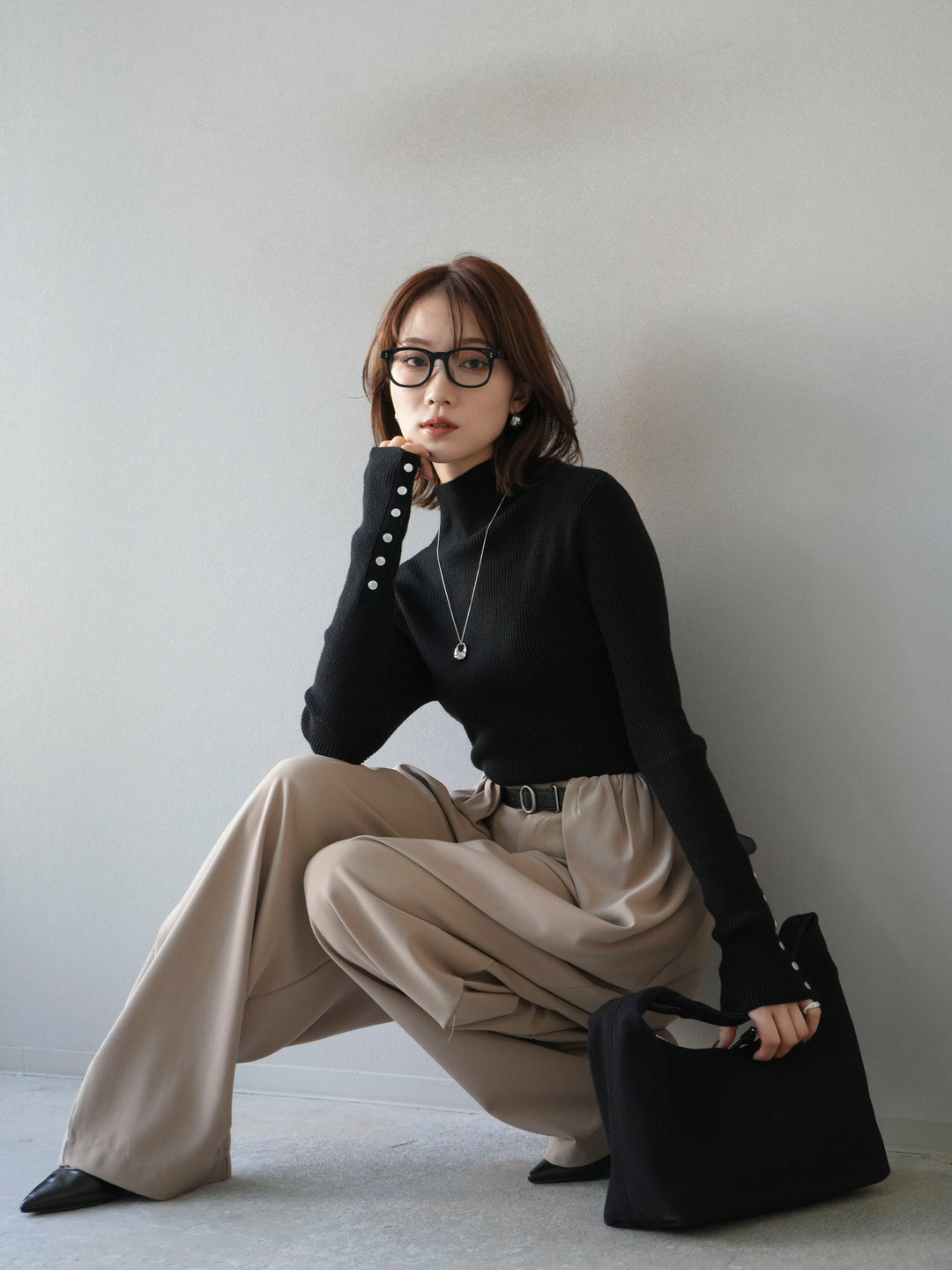 [予約]袖ボタンボトルネックリブニットトップス/ブラック